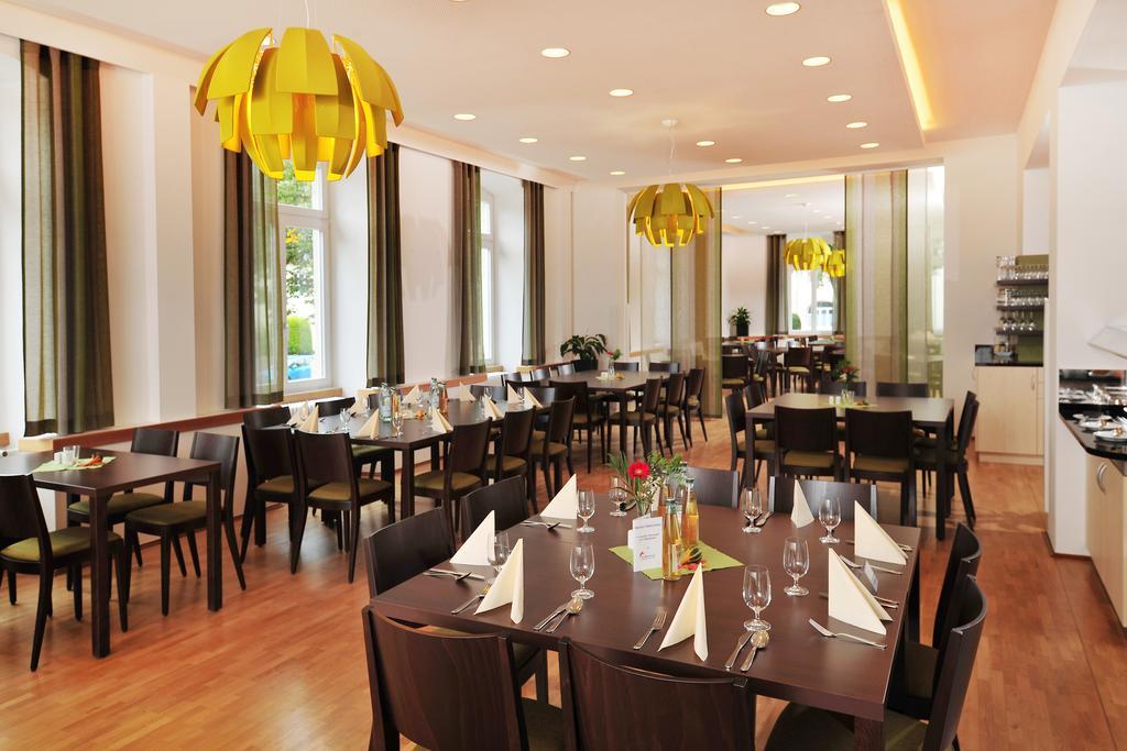 Bildungshaus St. Bernhard - Wohnen Und Tagen Hotel ราชตัทท์ ภายนอก รูปภาพ
